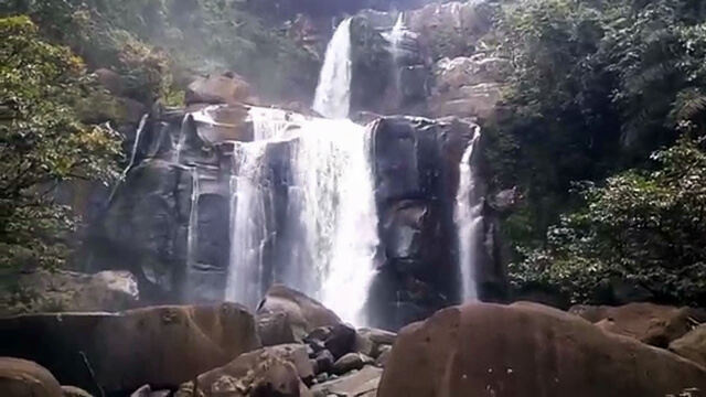 Wisata Air Terjun dengan pemandangan menakjubkan Wisata Air Terjun dengan pemandangan menakjubkan