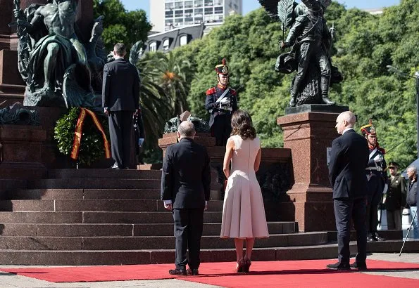 Queen Letizia wore a new midi dress by Pedro del Hierro. President Mauricio Macri and First Lady Juliana Awada