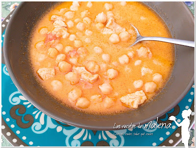 Garbanzos con pollo y curry. Plato de cuchara