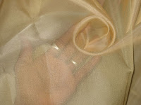 Altındaki elin görülebildiği organze kumaş örneği
