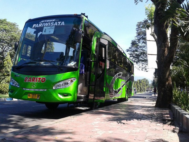 Bus Pariwisata Barito Jetbus tampak belakang