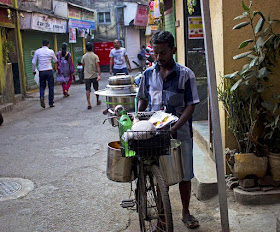 idli sambar, breakfast, south indian, worli koliwada, mumbai, india, home delivery, incredible india, cycle, entrepreneur, street, street photo, street photography, 