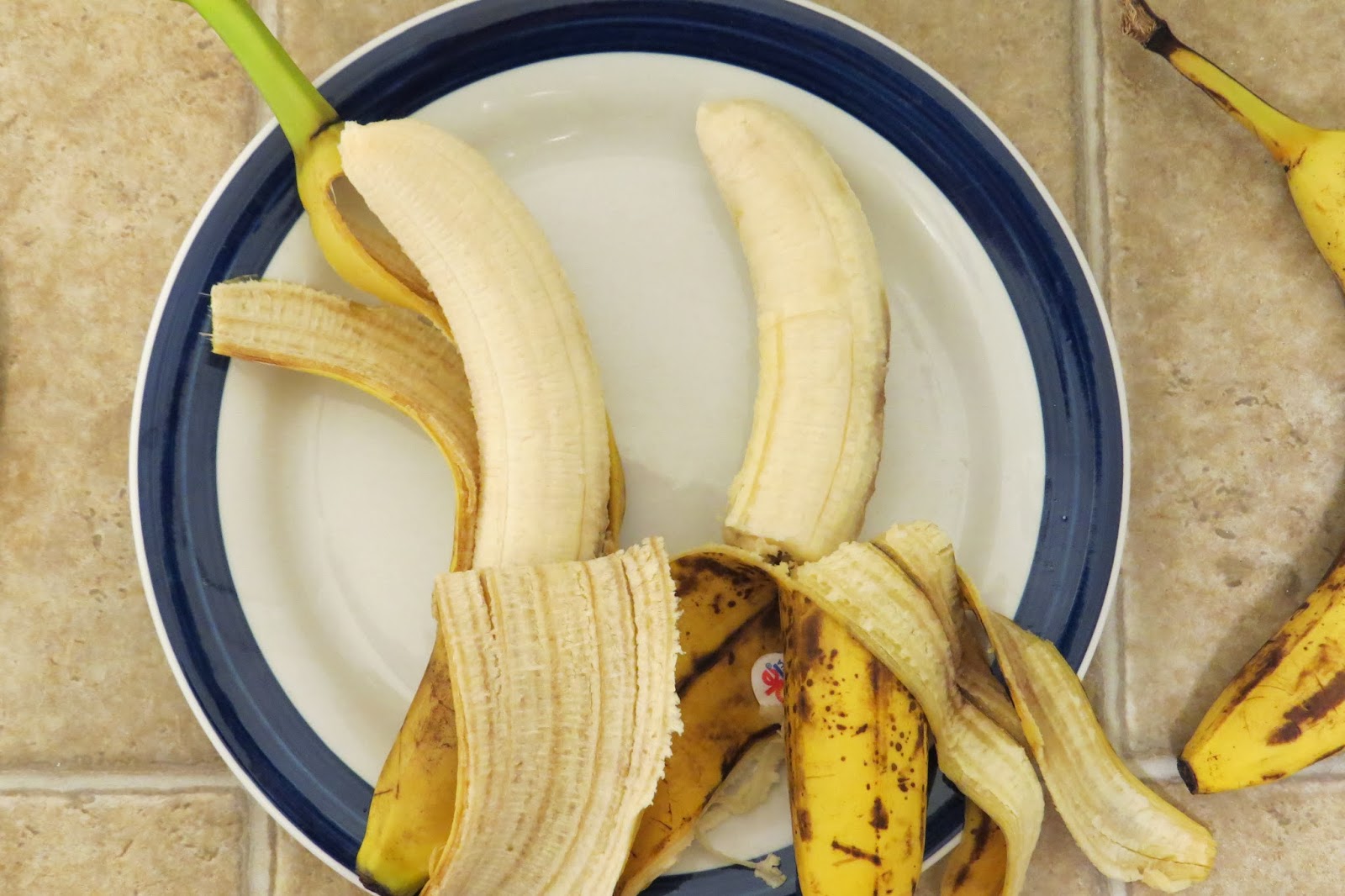 Keeping Bananas in Refrigerator The results of the Day 1 to 7 It has grown on me!