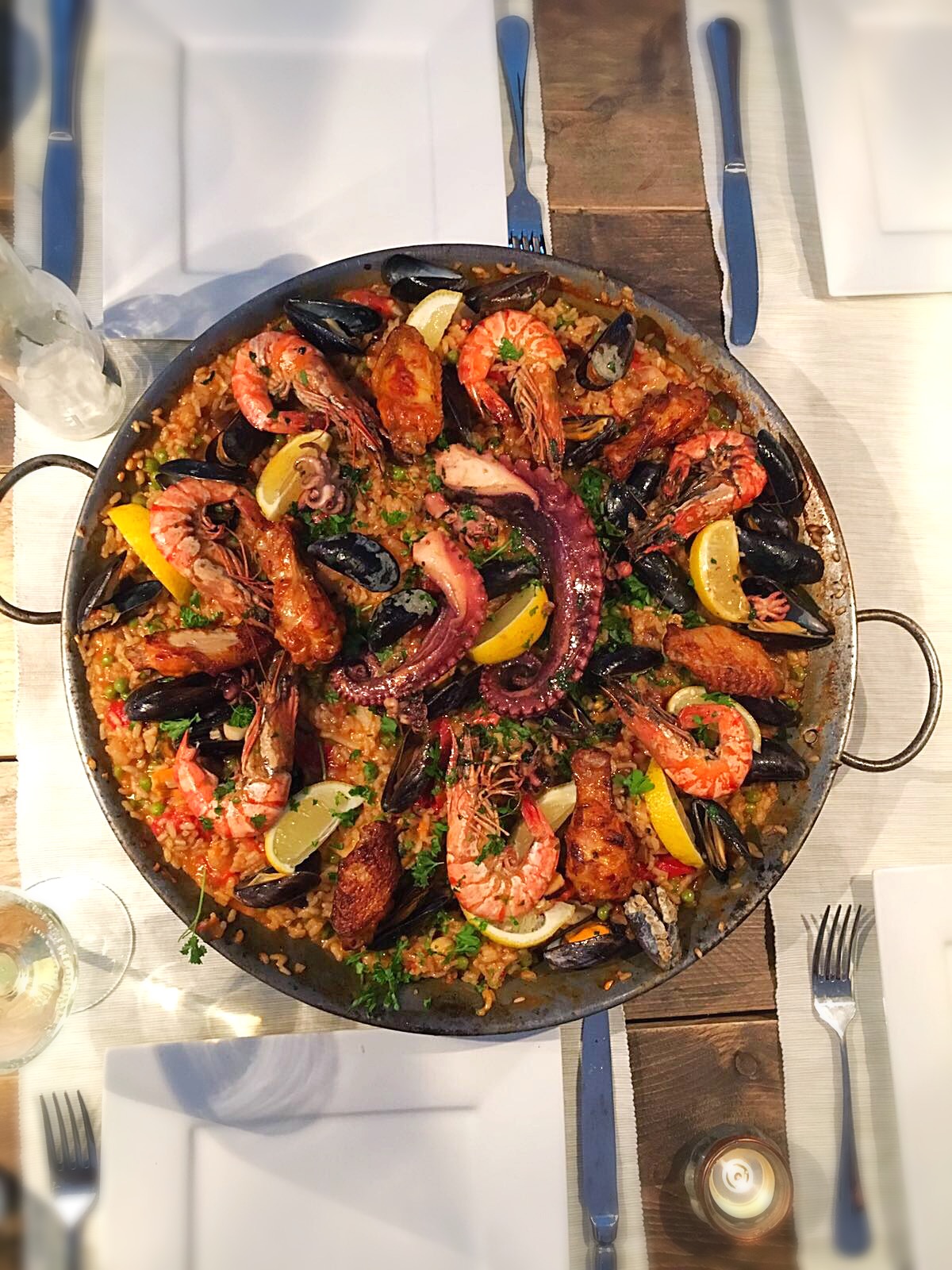 Kookkunst Paëlla met mosselen, inktvis, gamba's, chorizo, kip en meer