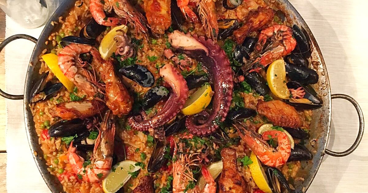 Kookkunst Paëlla met mosselen, inktvis, gamba's, chorizo, kip en meer