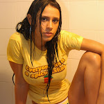 Andrea Rincon, Selena Spice Galería 31 : Camiseta Amarilla Tanga Amarilla Foto 4