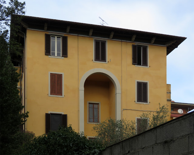 The back of a building in Via Calzabigi, seen from the park of Villa Maria, Livorno
