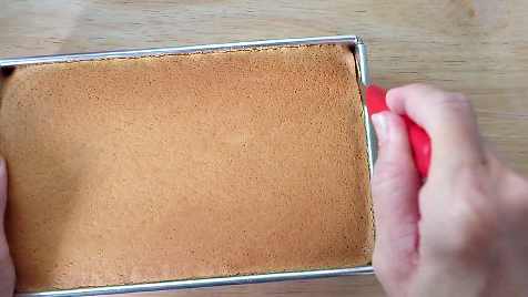 unmoulding castella cake