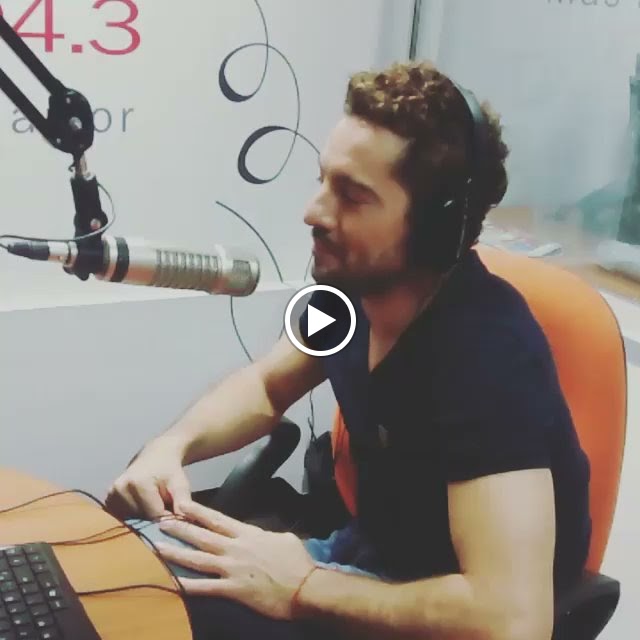 David Bisbal en cabina de Radio Corazon Peru