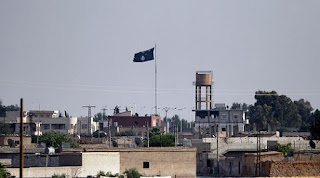 Bendera ISIL di kota Suriah utara Tel Abyad