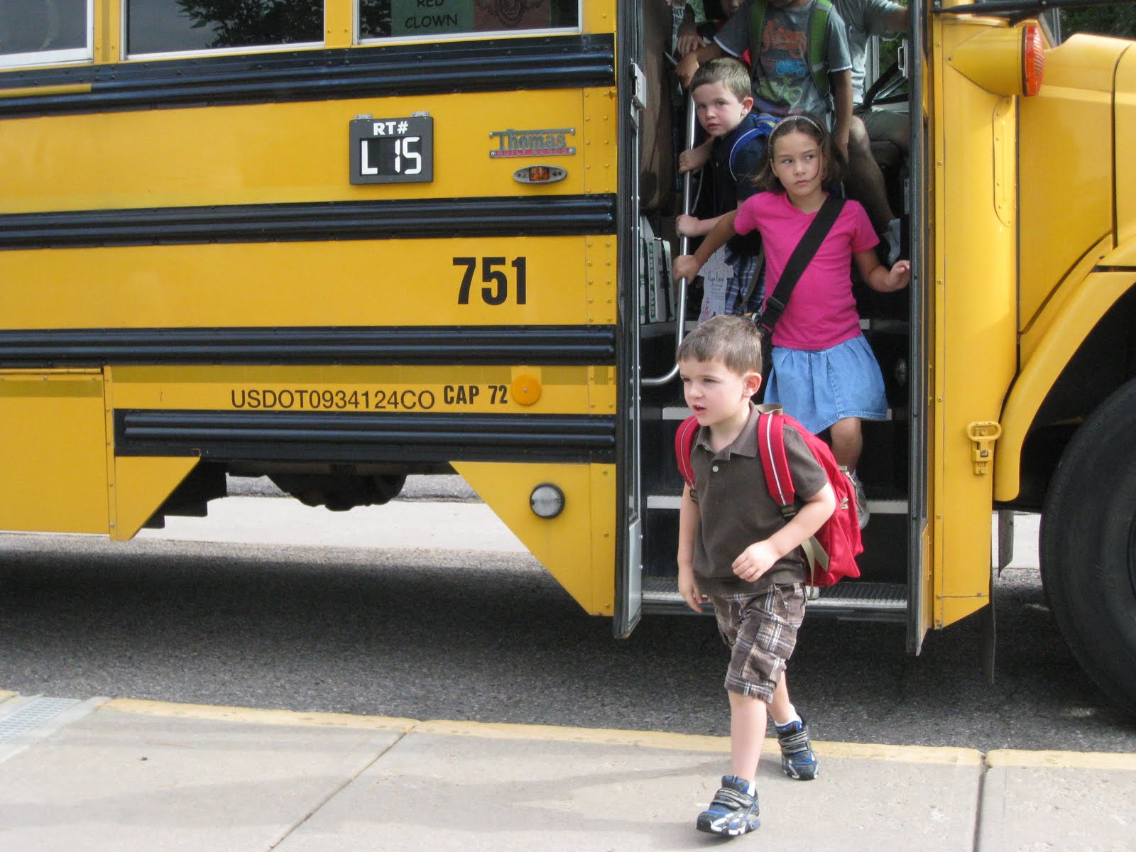 Выходить сходить. Выходить из автобуса. Лети выходят из автобуса. Дети виходят из автобус. Девушка выходит из автобуса.