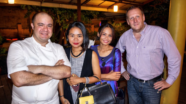Philippe Javelle en compagnie de (de droite à gauche) Winnie Luv, Huy Leak Ena et Frank Sampere...