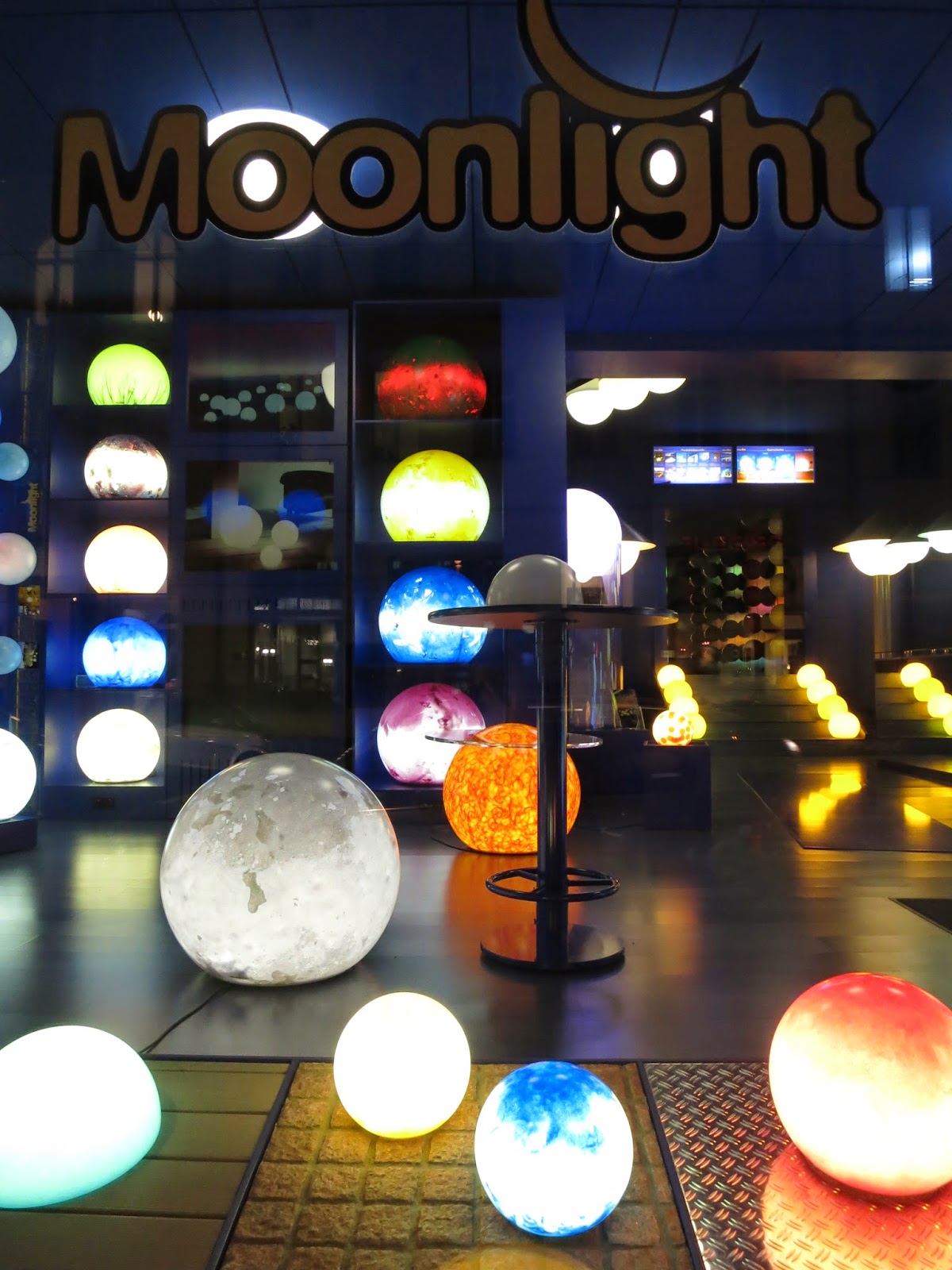 RetailStoreWindows.com: Moonlight, Berlin