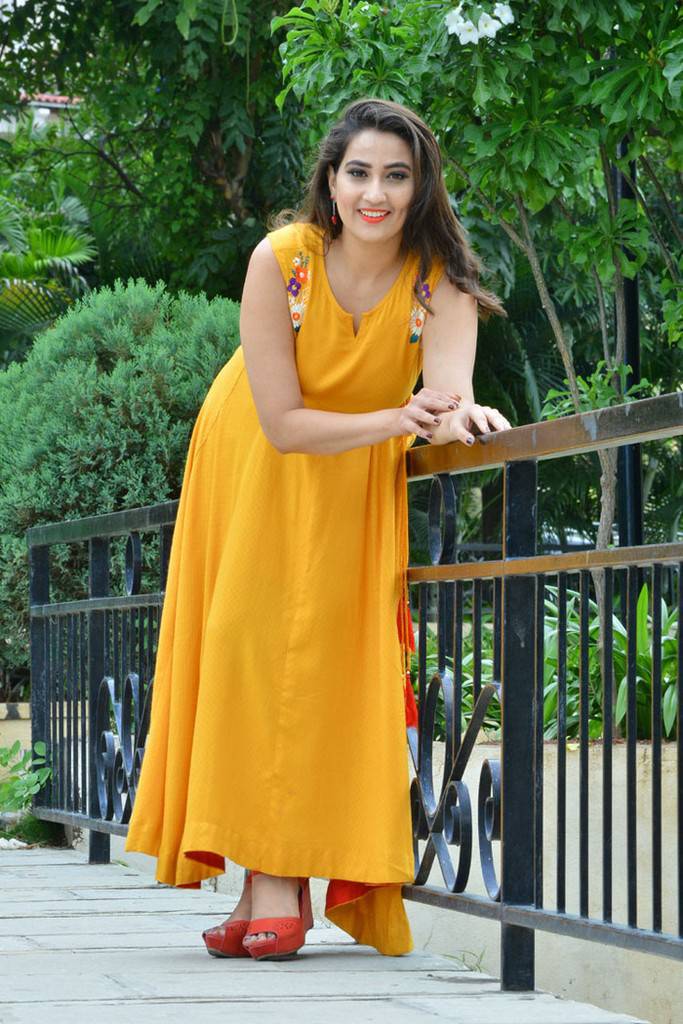Anchor Manjusha Stills In Yellow Dress | Indian Girls Villa - Celebs ...