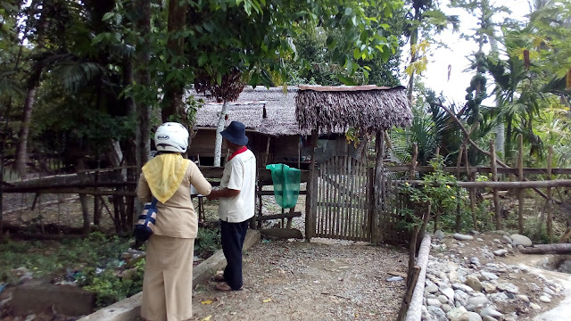 Keuchik Gampong Cot Baroh saat mendampingi Staf Bina Marga dan Cipta Karya Verifikasi Data RTLH di Gampong Cot Baroh (28/02/17)