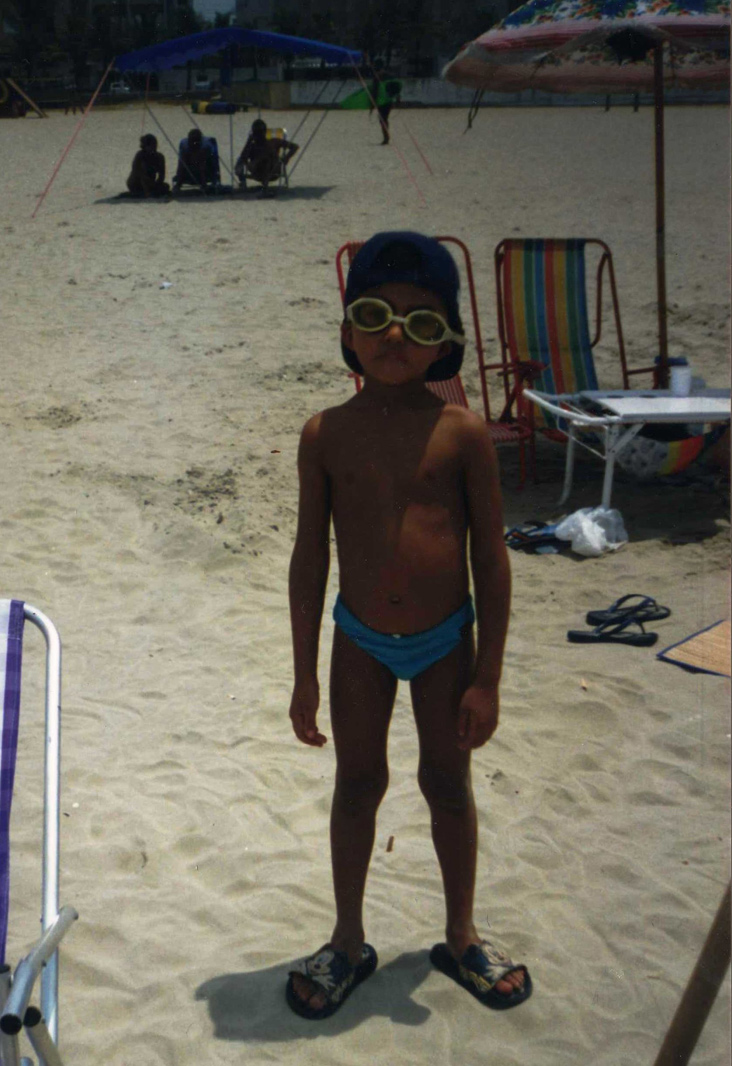 Garotinho estranho na praia