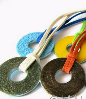 http://translate.googleusercontent.com/translate_c?depth=1&hl=es&prev=/search%3Fq%3Dhttp://www.creativitaorganizzata.it/speciali/riciclo-maglioni-idee-e-tutorial/%26biw%3D1429%26bih%3D961&rurl=translate.google.es&sl=it&u=http://www.4blog.info/school/2014/nasce-la-collezione-hardware-le-collane-con-le-rondelle-smaltate/&usg=ALkJrhgF9S0j0yS0teoEuffbhsSpI4QxAg