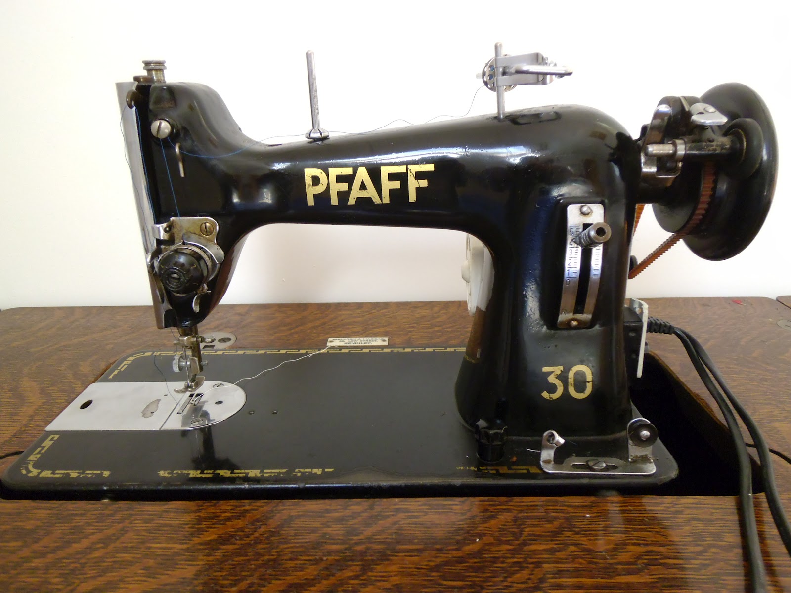 Makes Me Happy: Pfaff 30 - New Home for Old Machine