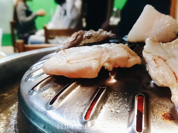 【捷運美食】新莊迴龍捷運站旁的泰式燒烤火鍋，299吃到飽CP值爆表到外太空了！