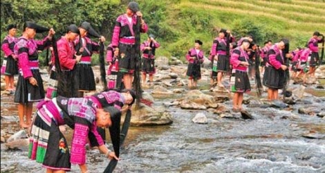 Desa Penduduk Wanita Berambut Panjang
