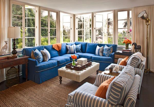 Desain Ruang Tamu dengan Kombinasi Warna Biru, Orange dan Cokelat