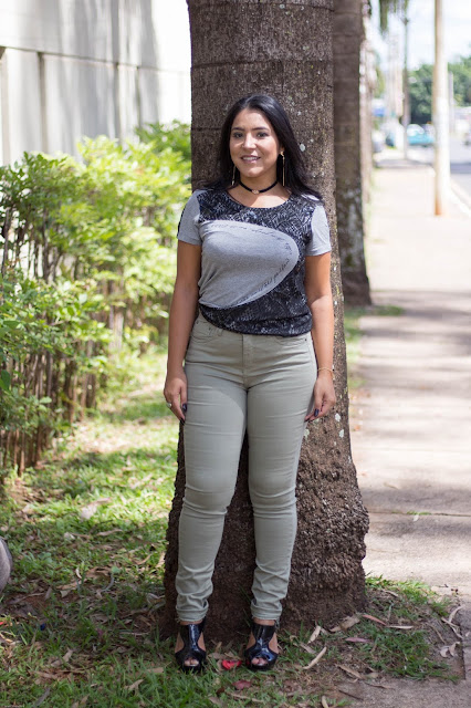 Calça verde militar + blusa de malha com renda