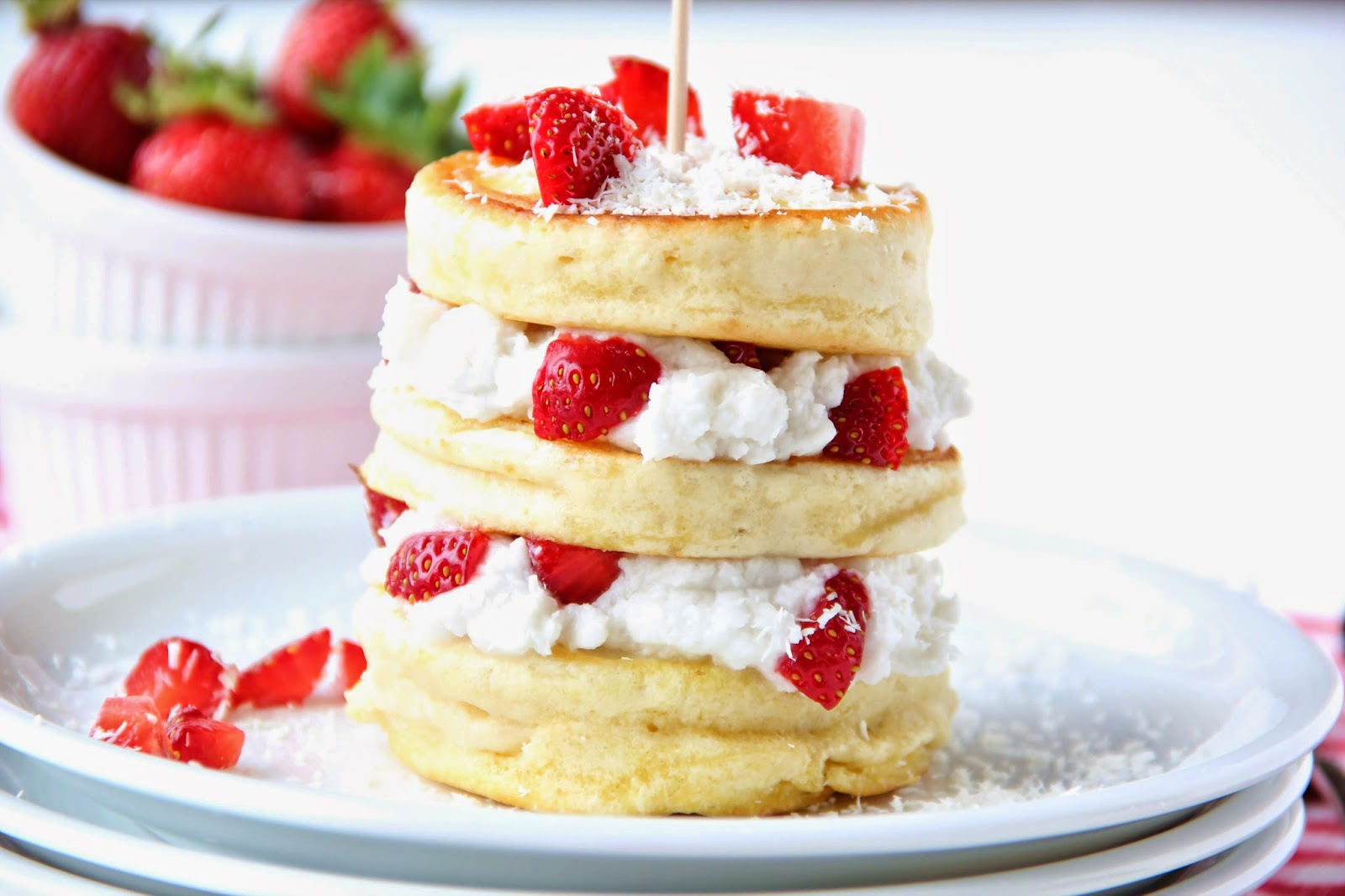 Pancakes mit Erdbeer-Kokos-Sahne - Kirschbiene kocht