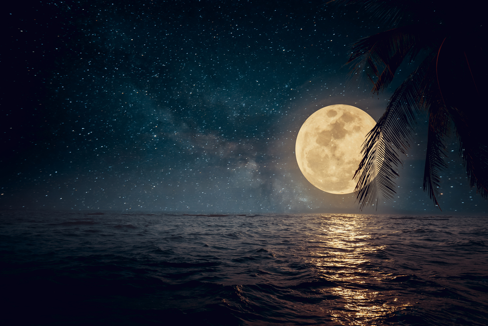 Ночное небо с морем