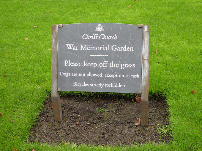 英語とenglishの間 はざま Please Keep Off The Grass という立て札は間違いなのか