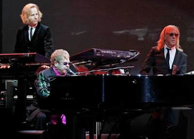 Elton John Foto de Elton John cantando en concierto
