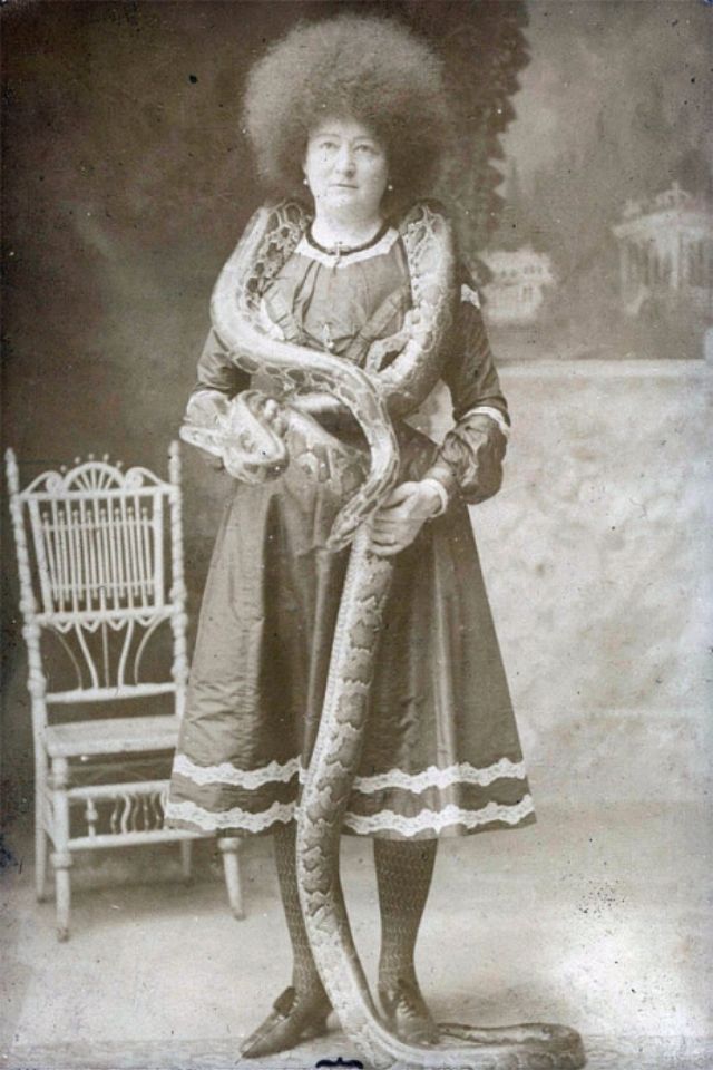 33 Amazing Vintage Photos of Female Circus Snake Charmers From the Early 20th Century vintage