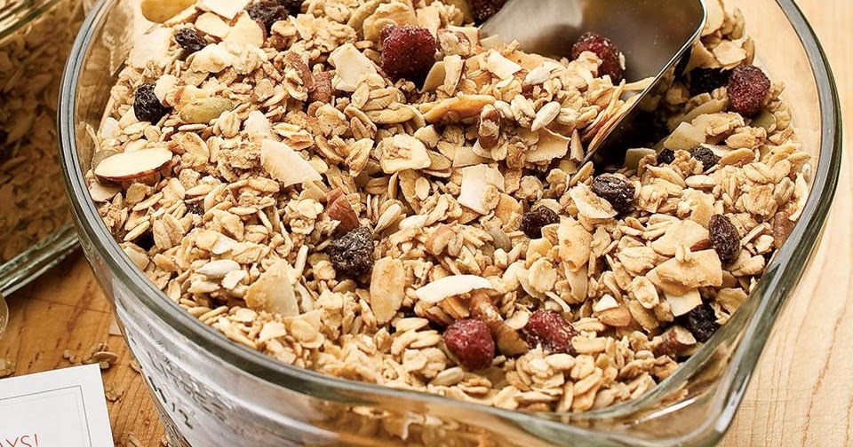 Как заваривать мюсли. Медовые хлопья приготовить дома. Гранола в баночке. Granola мюсли. Каша из мюсли с молоком.