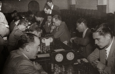 Jugando al ajedrez en 1952 en la Cooperativa Barcelonesa