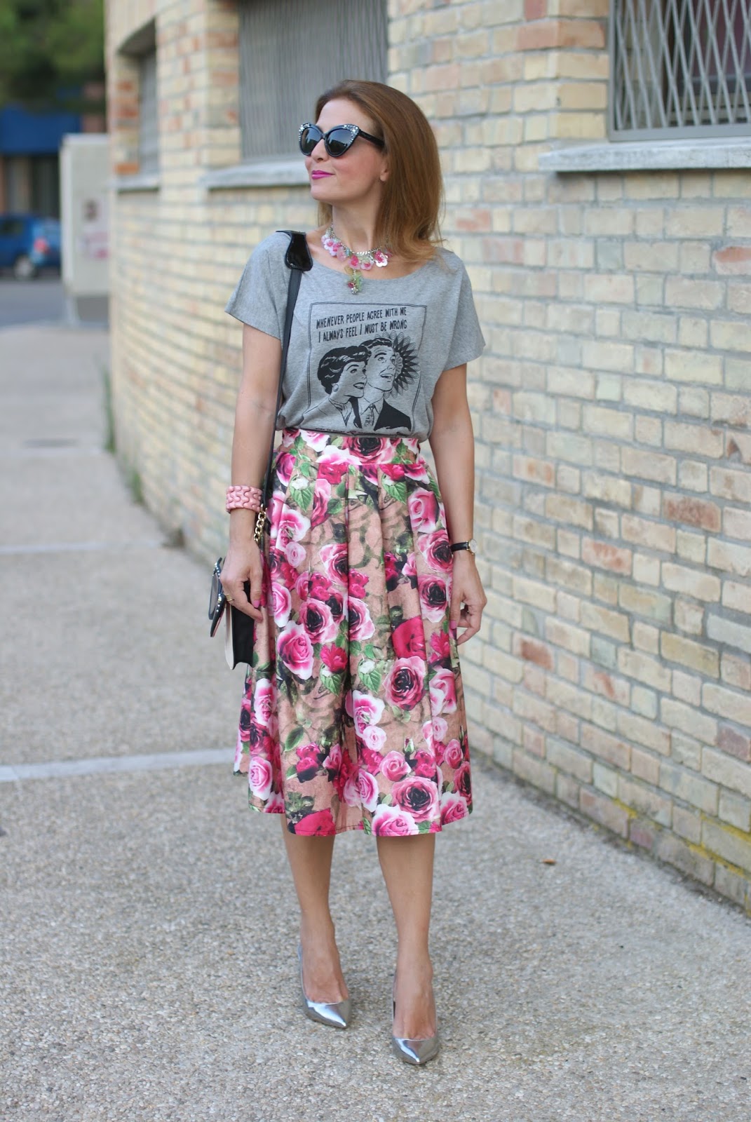 Opposes Complementaires t-shirt con midi skirt con rose su Fashion and Cookies fashion blog, fashion blogger style