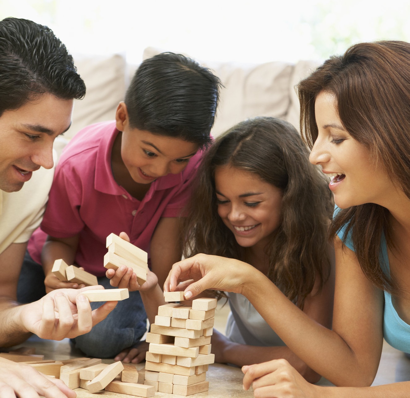 способы занять друзей. ребенок со смартфоном. интересные занятия. самоизоляция дома с детьми. настольная игра «о семье».