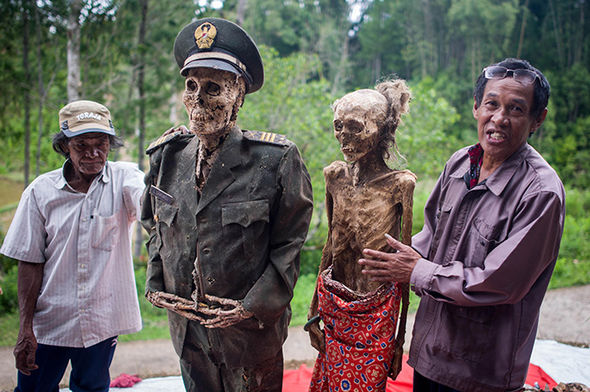 Ινδονησία: ξεθάβουν τους προγόνους τους. 