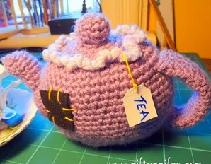 http://www.niftynnifer.com/2014/07/free-crochet-pattern-amigurumi-tea-pot.html
