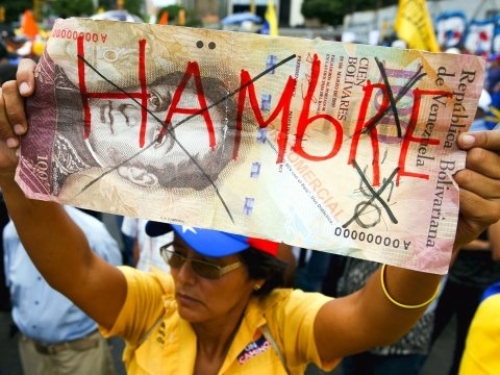 COM FOME, VENEZUELANOS LUTAM PARA COMER LIXO