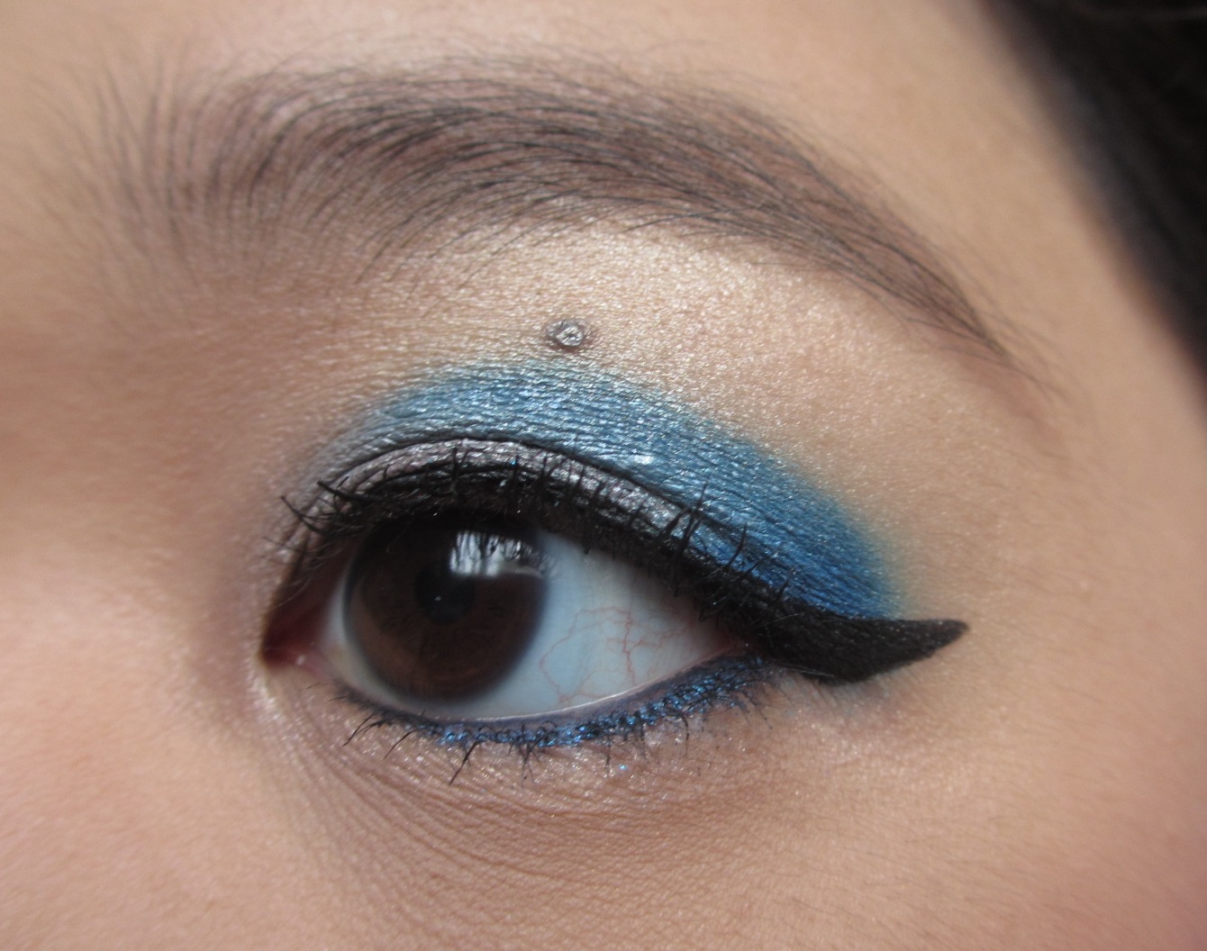 The Blackmentos Beauty Box EOTD Atlantic Blue Pop On Brown Eyes 
