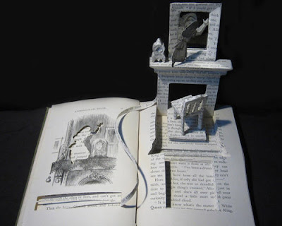 Escultura con papel y libros