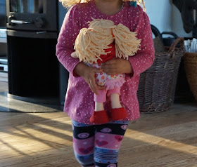 Puppen sind unglaublich wichtig für Kinder, als Freunde und Begleiter der Kindheit. Ich stelle Euch die wunderschön gestalteten und kuschelweichen Puppen Milla und Matze von HABA vor, die gerade bei uns eingezogen sind. Hier: Mädchenpuppe Milla wird getragen.