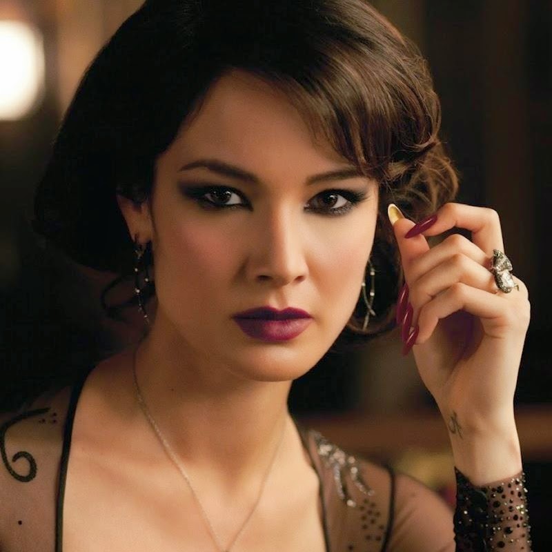 007-travelers-bond-girl-s-v-rine-vrouw