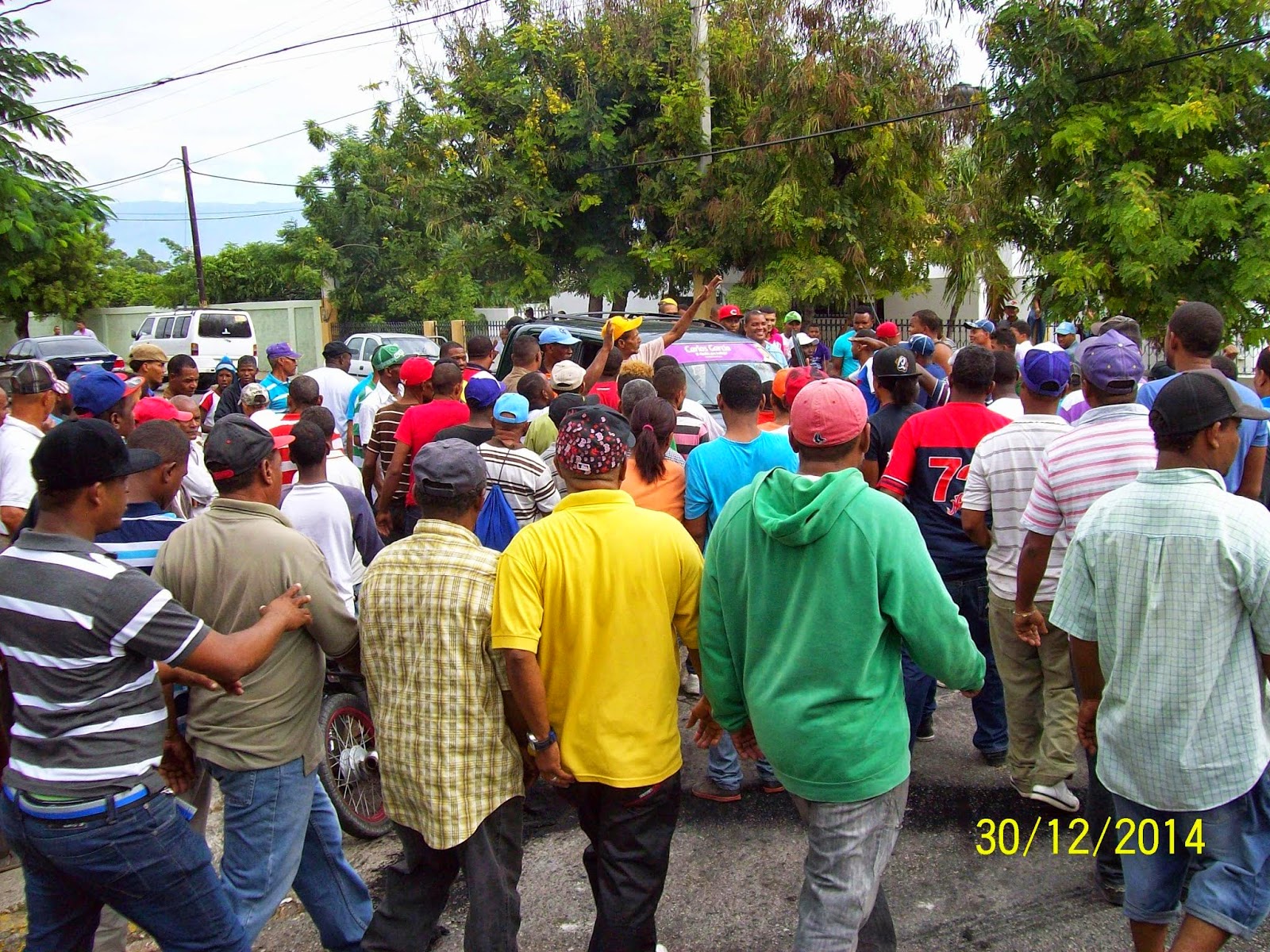 En Barahona: Brigadas de Obras Públicas, reclaman el pago de siete mese atrasados