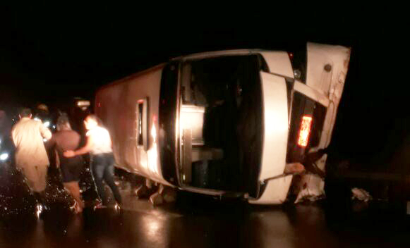 Micro ônibus de Goiás Velho tomba na noite 19/02 na serra ...