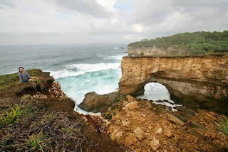 Pantai yang satu ini mirip dengan Pantai Uluwatu di Bali karena tebing-tebing yang mengelilinginya. 