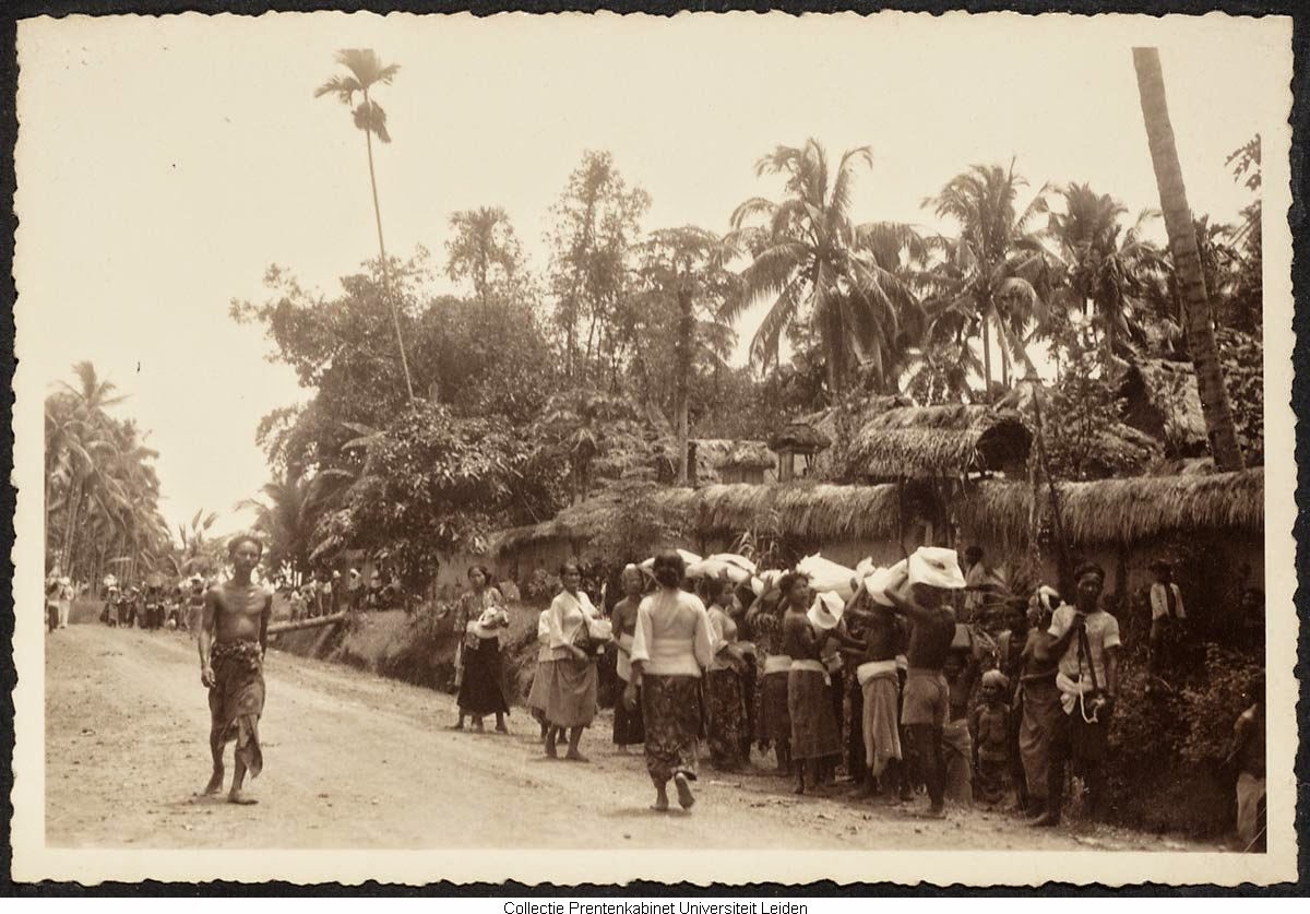 foto kuno tempoe doeloe dulu upacara ngaben di bali tahun 1910 1950 cremation ceremony ngaben old vintage photography 0
