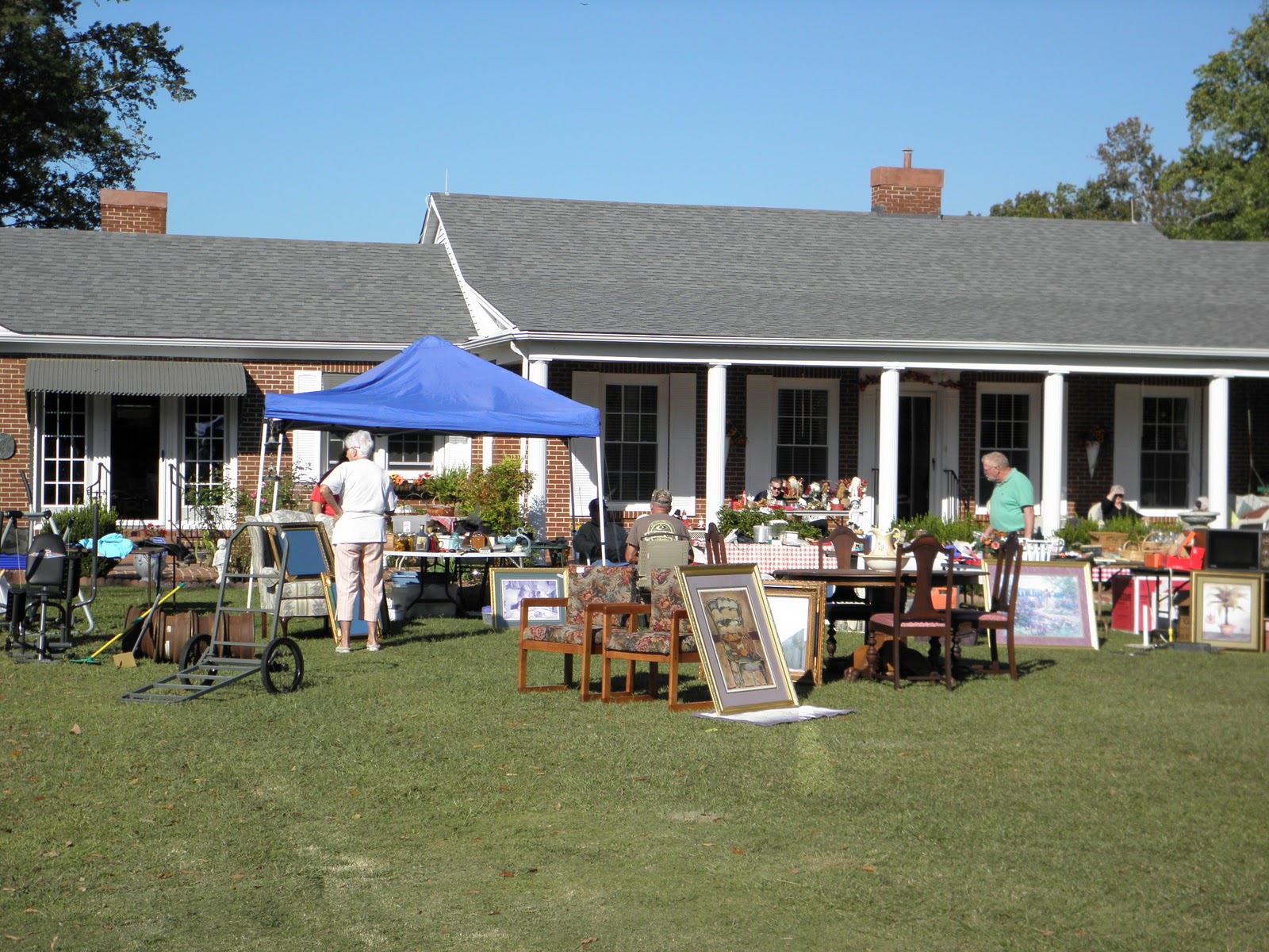 SOUTHERN DAY TRIPPERS **** HWY 101 YARD SALE