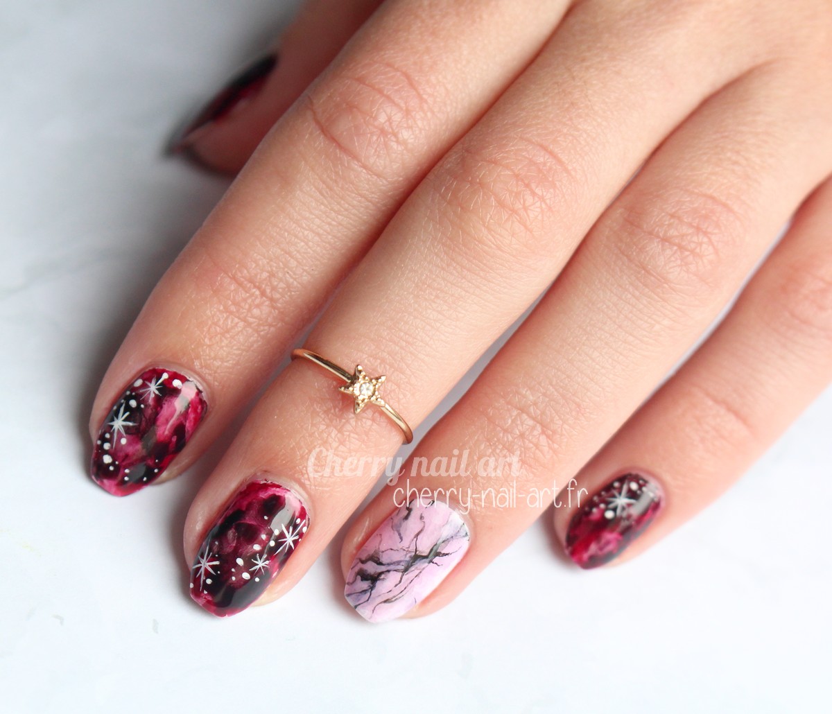 nail-art-abstrait-marbre-rose-étoiles-aquarelle
