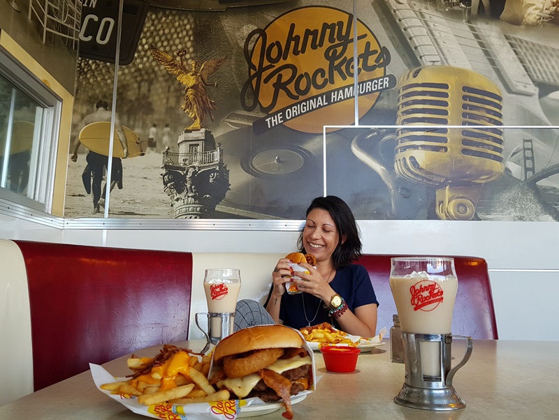 Onde comer em Santiago, pratos típicos e dicas dos melhores restaurantes. Melhor hamburgueria em Santiago, Johnny Rockets