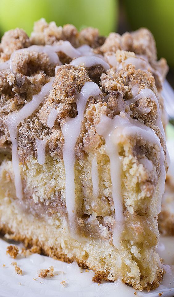 Are you ready for fall baking? Cinnamon Apple Crumb Cake is the perfect dessert for crisp weather coming up. #dessert #easy